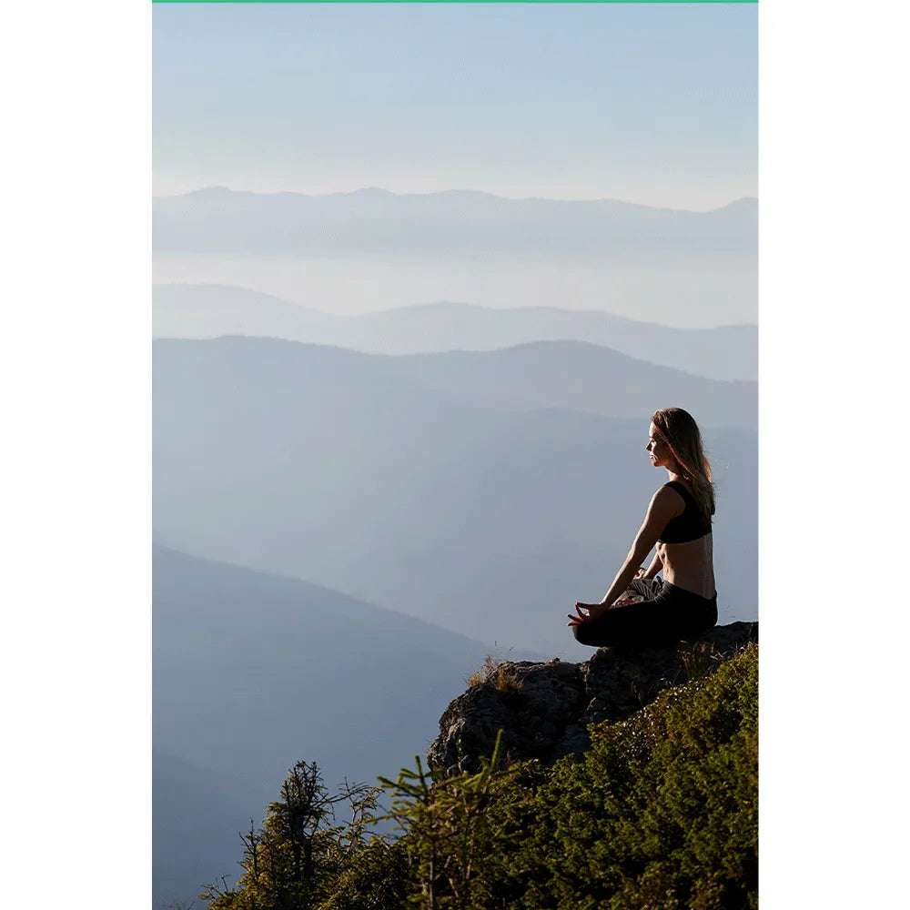 Leinwandbild Frau in der Natur Hochformat