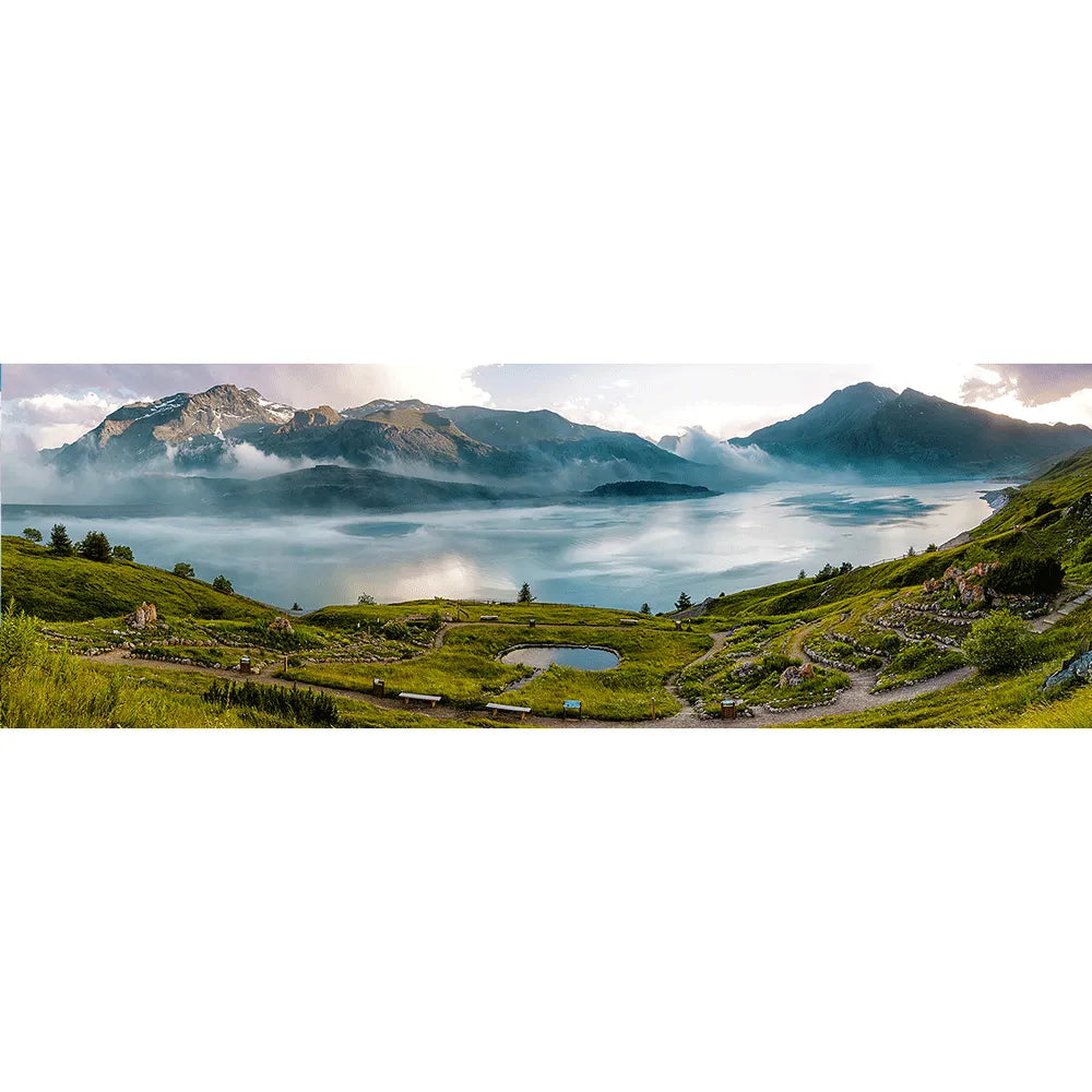 Alugebürstet Gebirge mit kleinem See Panorama Quer