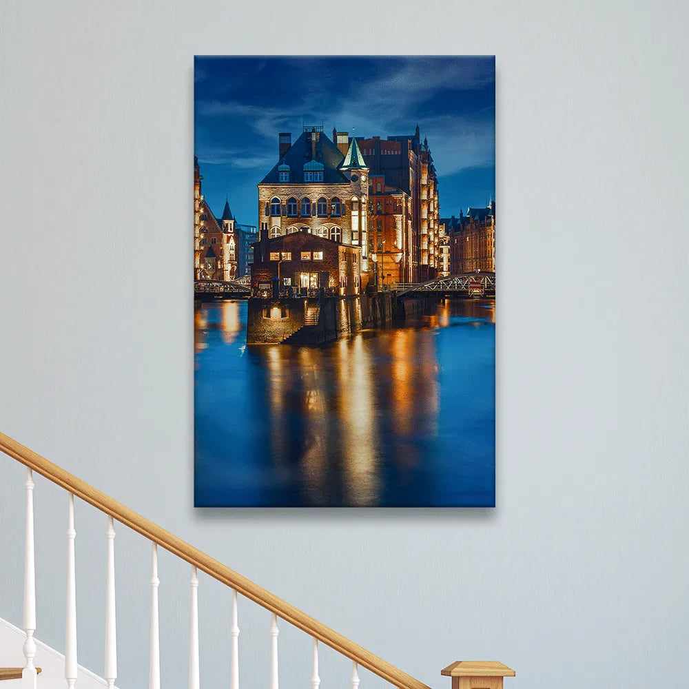 Aludibondbild leuchtende Speicherstadt Hamburg Hochformat