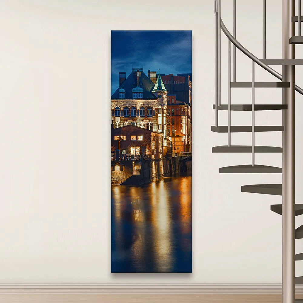 Aludibondbild leuchtende Speicherstadt Hamburg Panorama Hoch