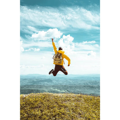 Alugebürstet springender Mann auf einem Berg Hochformat