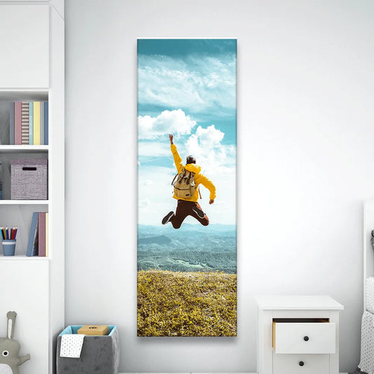 Poster springender Mann auf einem Berg Panorama Hoch