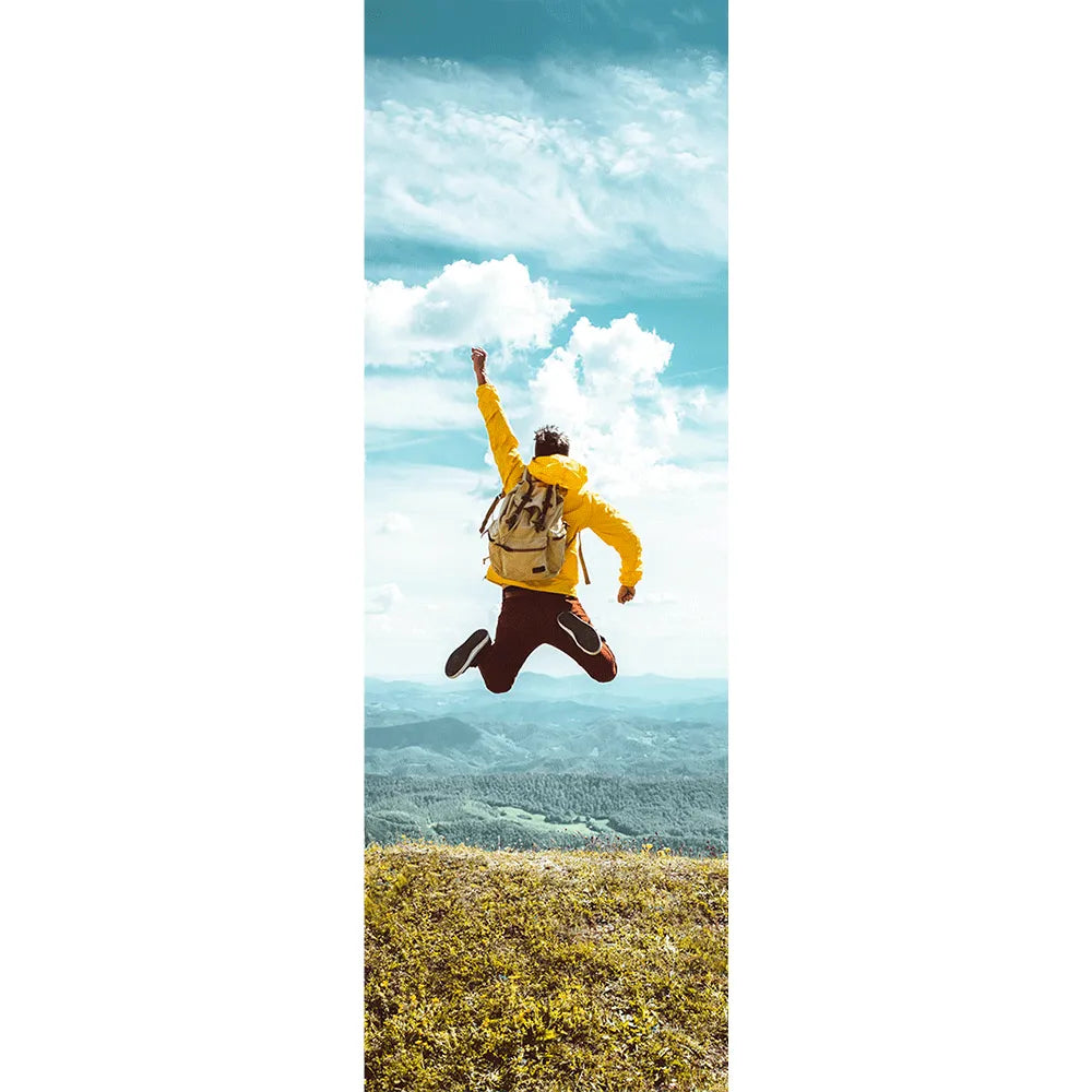 Wechselbild springender Mann auf einem Berg Panorama Hoch