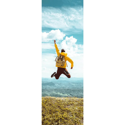 Wechselbild springender Mann auf einem Berg Panorama Hoch