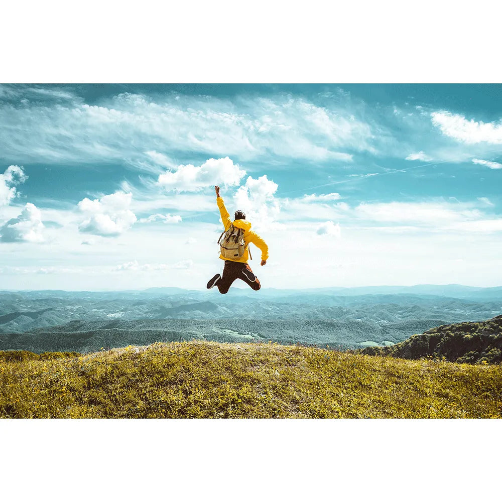 Wechselbild springender Mann auf einem Berg Querformat